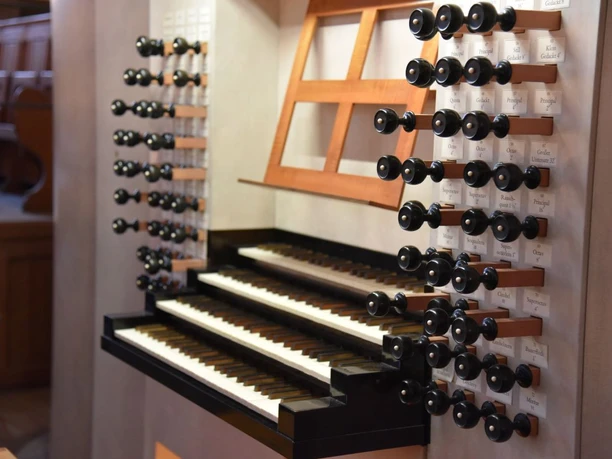 Bach-Orgel Thomaskirche Leipzig Blick auf den Spieltisch der Bach-Orgel in der Thomaskirche Leipzig