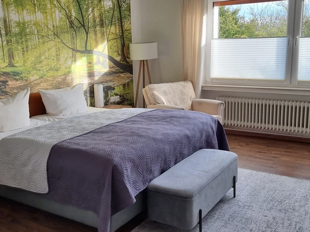 Hotel Sonnenhof Lügde Doppelzimmer Superior Themenzimmer Teutoburger Wald.jpg Doppelzimmer Superior im Hotel Sonnenhof Lügde mit Teutoburger Wald