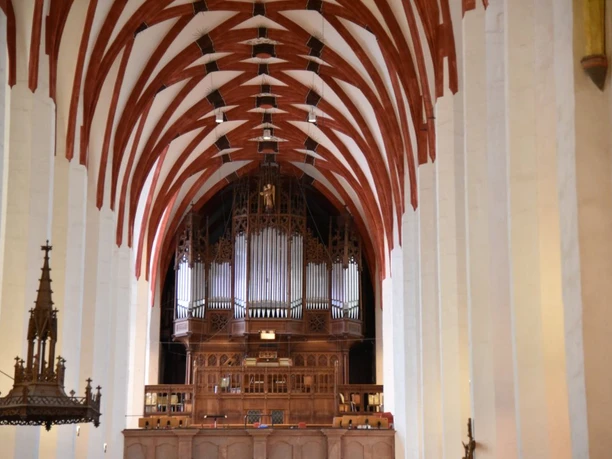 Organy Sauera Thomaskirche Leipzig Widok na organy Sauera w kościele Thomaskirche w Lipsku