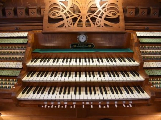 Sauerovy varhany Thomaskirche Leipzig Pohled na pult Sauerových varhan v kostele Thomaskirche v Lipsku