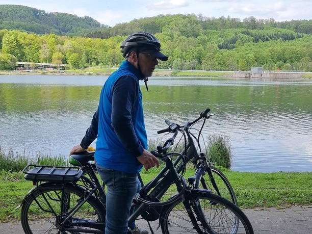 Radtour Flußradweg Weser Emmer Sonnenhof Lügde.jpg Fahrradfahrer am Flußradweg Weser Emmer