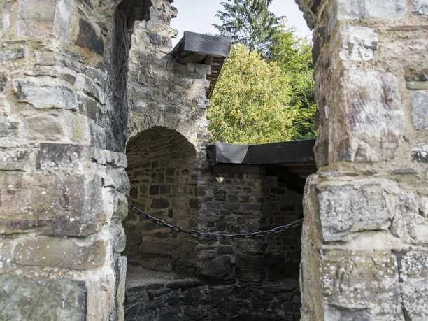 Burgruine Hatzfeld, Eingang Erkerturm