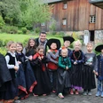 Schulklasse zu Besuch im Schwälmer Dorfmuseum zusammen mit Andreas Gehrke, Moderator des Magazins von "Herkules".