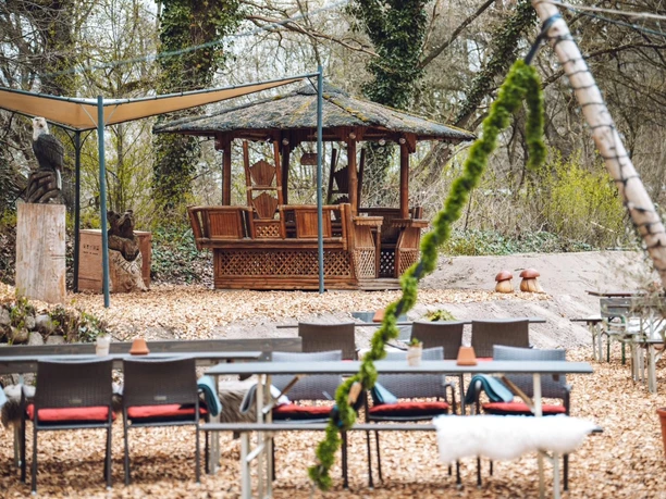 Der Außenbereich vom Lokal Auszeit am See mit einem hölzernen Pavillon im balinesischen Stil.