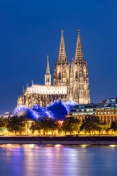 Musical Dome bei Nacht Beleuchteter Musical Dome vor der nächtlich strahlenden Kathedrale am Rhein.