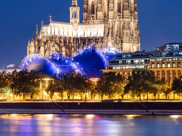 Musical Dome bei Nacht Beleuchteter Musical Dome vor der nächtlich strahlenden Kathedrale am Rhein.