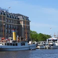 Emden Matjestage.jpg Weißes Traditionsschiff im Emder Hafen vor dem Hotel am Delft zu den Matjestagen.