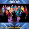 Vocal Day V(1).jpg Plakat für den 5. Leeraner Vocal Day. Ein Chor in bunter Kleidung singt auf einer Bühne.