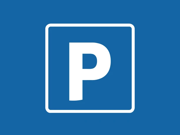 Ein weißes P für Parken auf blauen Hintergrund.