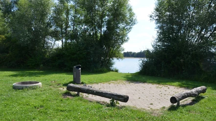 Grillplatz_Reppnersche Bucht_HD_16zu9.JPG Grillplatz am Salzgittersee mit gepflasterter Fläche, Holzbänken, Feuerstelle und Seeblick.