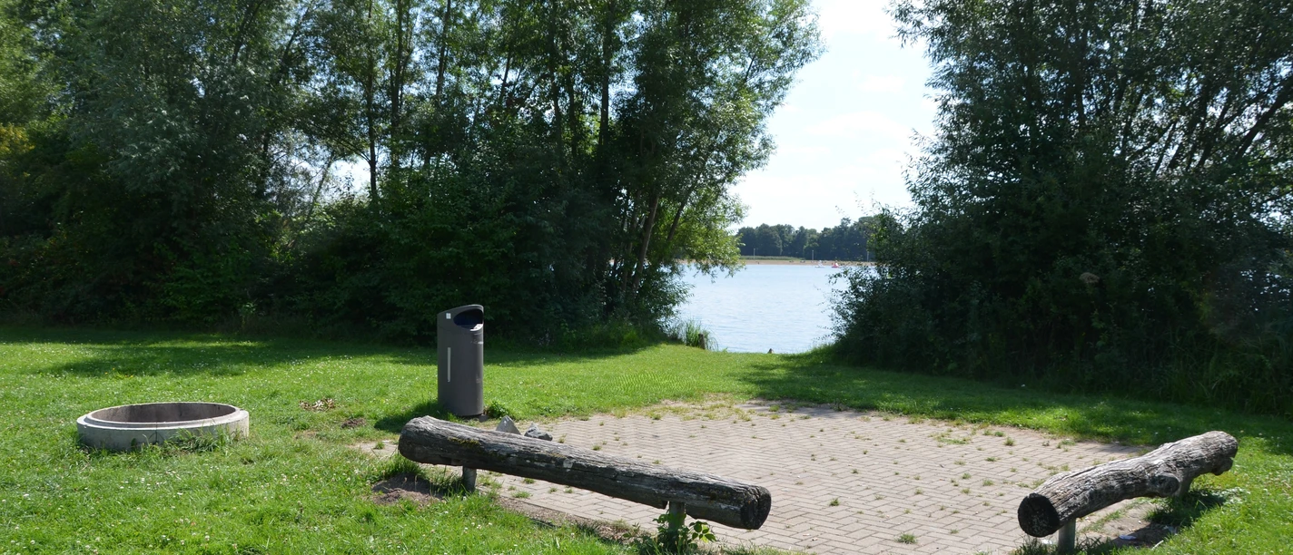 Grillplatz_Reppnersche Bucht_HD_16zu9.JPG Grillplatz am Salzgittersee mit gepflasterter Fläche, Holzbänken, Feuerstelle und Seeblick.