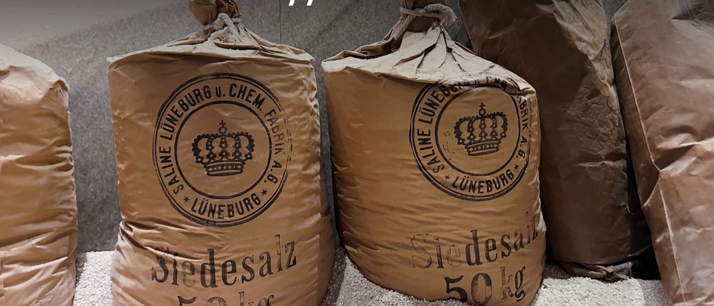 Themenführung im Salzmuseum Gefüllte Säcke im Deutschen Salzmuseum mit dem Aufdruck "Saline Lüneburg und Chemische Fabrik Lüneburg / Siedesalz 50 kg"