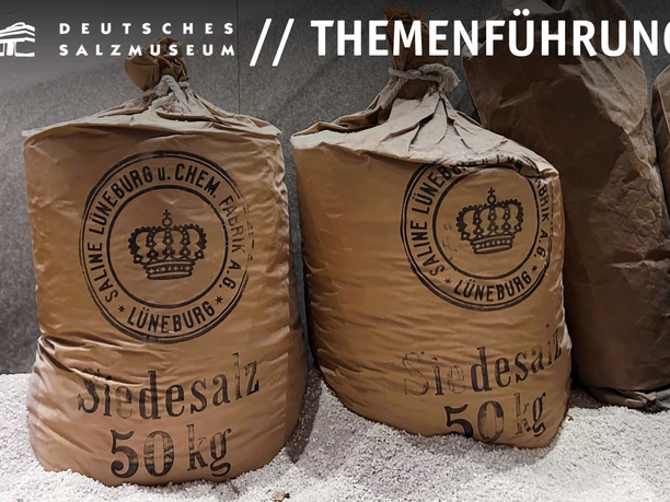 Themenführung im Salzmuseum Gefüllte Säcke im Deutschen Salzmuseum mit dem Aufdruck "Saline Lüneburg und Chemische Fabrik Lüneburg / Siedesalz 50 kg"