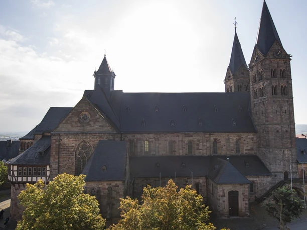 Fritzlar Dom St Peter 2021-10-08_D850_8280 (B) 16zu9 Stadtmarketing Fritzlar_CC-BY-SA.jpg Auf dem Foto ist der Dom St. Peter mit seinen zwei Türmen zu sehen, eine der schönsten romanisch-gotischen Kirchen Hessens. Das Dommuseum präsentiert in den historischen Räumen des Kreuzgangs sakrale Kunst.