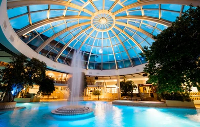 Westfalen Therme Bad Lippspringe Wasserwelt_abend.jpg Blick in die Westfalen Therme Bad Lippspringe am Abend