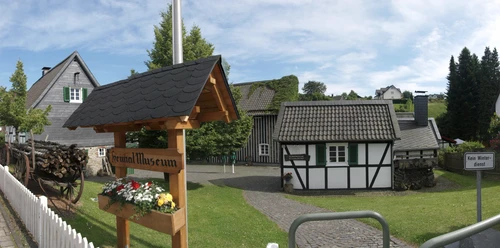 Heimatmuseum-Eckenhagen Historische Fachwerkhäuser des Heimatmuseums Eckenhagen in einer grünen Umgebung.