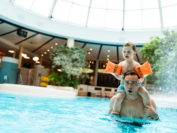 Wasserwelt_Westfalen_Therme.jpg Ein Mann hat ein Kind auf den Schultern in der Wasserwelt der Westfalen Therme
