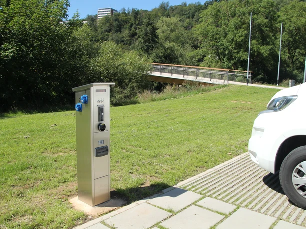 Wohnmobilstellplatz Wehrweide Frankenberg (Eder) Sie sehen eine Versorgungssäule für Strom und Wasser, welche kostenpflichtig auf dem Stellplatz für Wohnmobile zur Verfügung stehen.