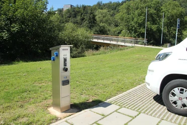 Wohnmobilstellplatz Wehrweide Frankenberg (Eder) Sie sehen eine Versorgungssäule für Strom und Wasser, welche kostenpflichtig auf dem Stellplatz für Wohnmobile zur Verfügung stehen.