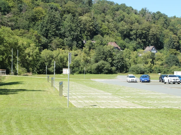 Wohnmobiltellplatz Wehrweide Frankenberg (Eder) Sie sehen die Parkplächen für die Wohnmobile auf dem Stellplatz Wehrweide in Frankenberg (Eder). Hier befindet sich auch großflächig der PKW und Busparkplatz.