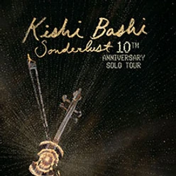 Goldene Schrift zu Kishi Bashi Sonderlust 10th Anniversary Solo Tour vor dunklem Hintergrund.