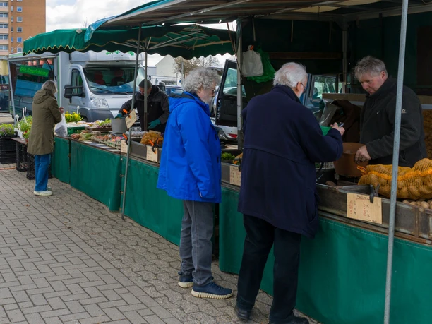 Wochenmarkt Wulsdorf S6244 (c) Helmut Gross_Erlebnis Bremerhaven_WEB.jpg Kunden stehen an Wochenmarktständen