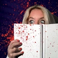 Lesung Frau mit Buch in der Hand und Blutspritzern