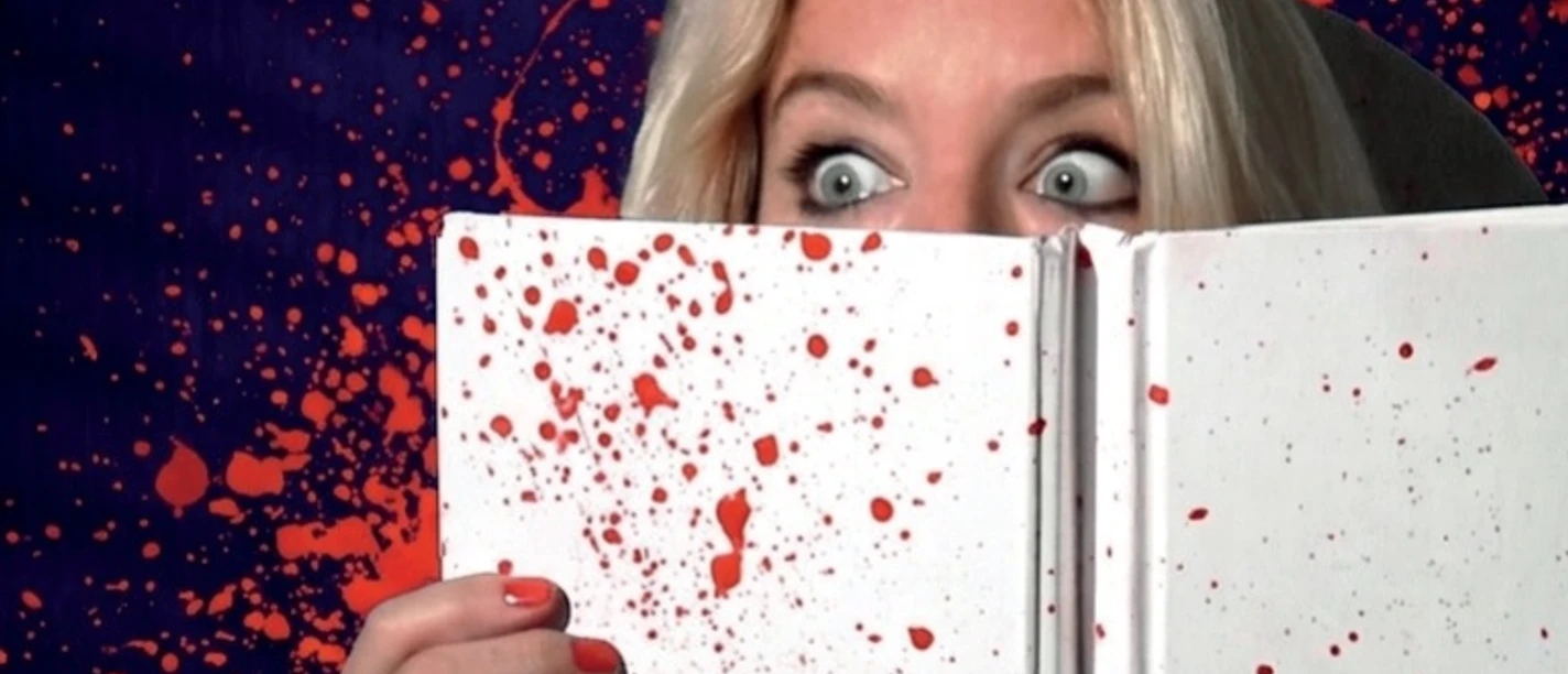 Lesung Frau mit Buch in der Hand und Blutspritzern