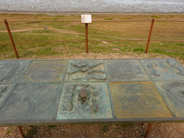 Kunst beim Tisch am Kliff am Sylt Museum