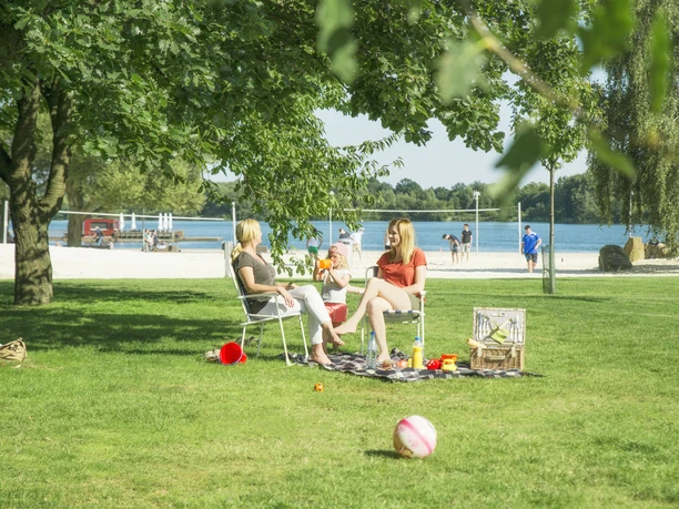 Allerpark © Wolfsburg AG, Foto Jenko Sternberg Design GmbH_CCBY.jpg Frauen beim Picknick im Allerpark