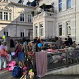 Open-Hof_Flohmärkte im Frankenberger Viertel 3 (c) Open-Hof.jpg Vor historischen Hausfassaden schlendern Besucher*innen an bunt geschmückten Marktständen vorbei.