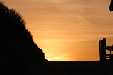 Strandübergang zu Sonnenuntergang