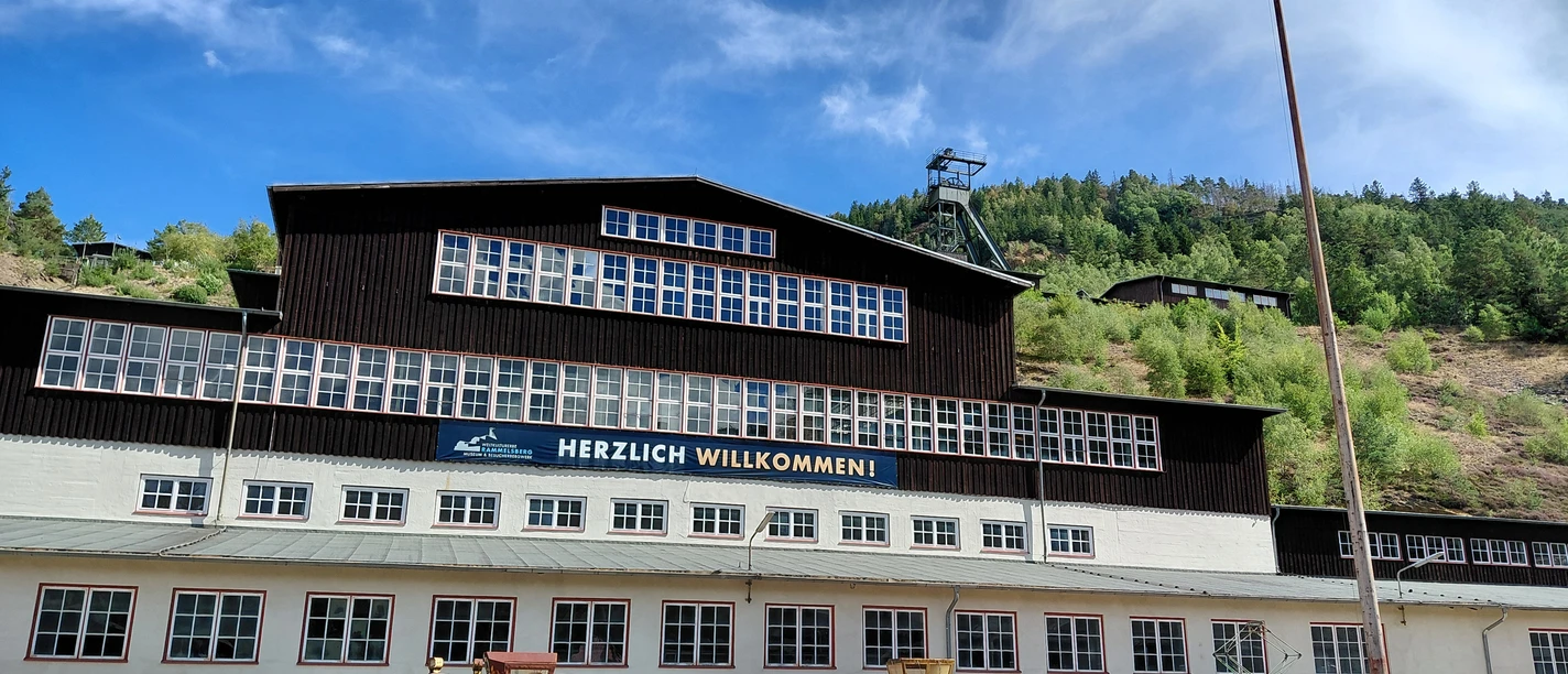 Erzaufbereitung Weltkulturerbe Rammelsberg Gebäude der Erzaufbereitung am Rammelsberg mit alten Bergbaufahrzeugen davor.