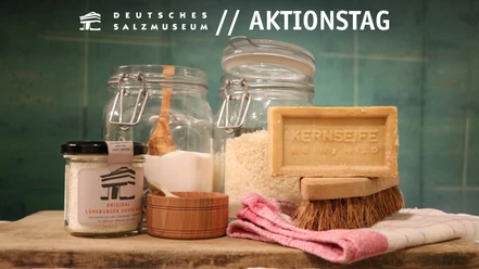 Aktionstag "Blitzblank & brillant günstig" im Salzmuseum Verschiedene selbsthergestellte Waschmittel, Kernseife, Salz und Putzutensilien stehen auf einem Tisch.