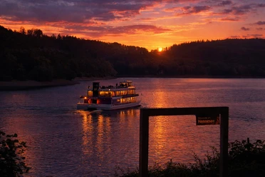 Abendstimmung am Hennesee mit Schiff