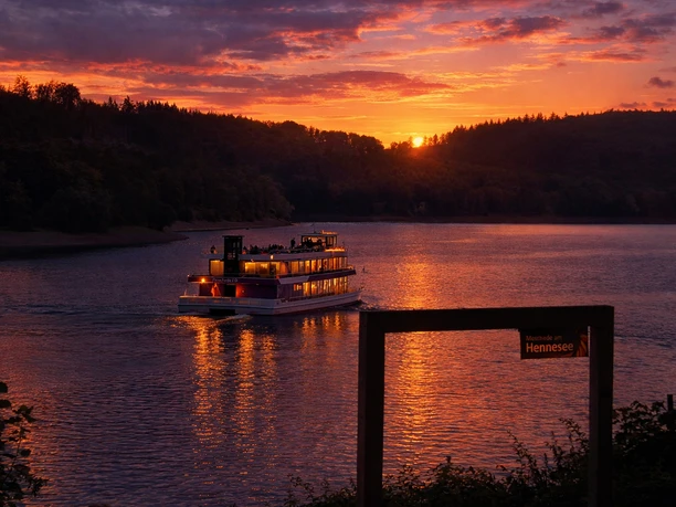 Abendstimmung am Hennesee mit Schiff