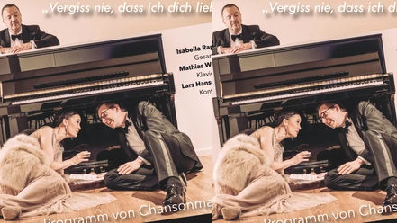 Vorlage_Veranstaltungskalender_Einbeck.jpg Konzertplakat: Pianist am Klavier und ein elegant gekleidetes Paar davor auf dem Boden.