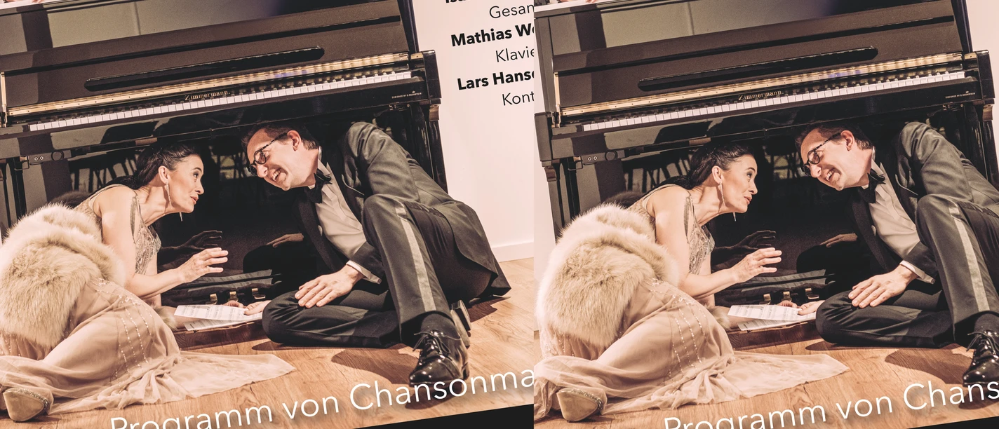 Vorlage_Veranstaltungskalender_Einbeck.jpg Konzertplakat: Pianist am Klavier und ein elegant gekleidetes Paar davor auf dem Boden.