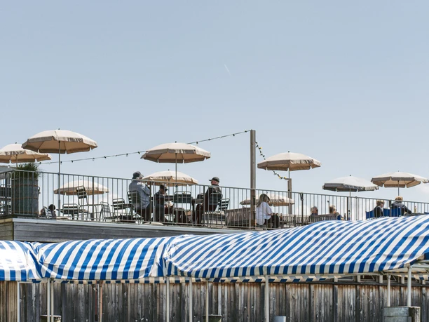 Sonnenschirme auf der Terrasse vom Seebad Luzern