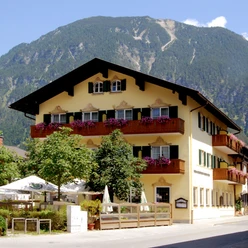 Gasthof Alter Wirt Außenansicht des Hotel und Gasthofs Alter Wirt samt Biergarten unter Kastanienbäumen vor beeindruckender Begrkulisse