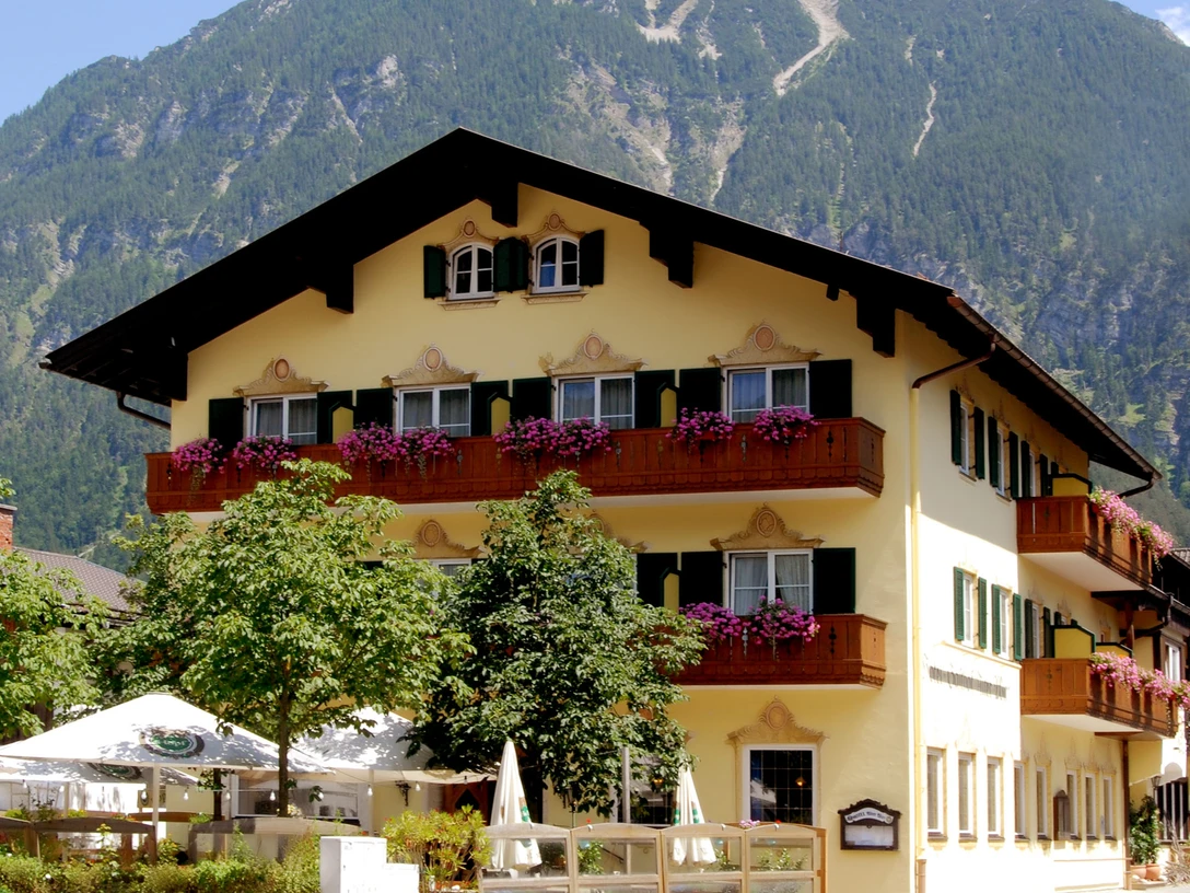 Gasthof Alter Wirt Außenansicht des Hotel und Gasthofs Alter Wirt samt Biergarten unter Kastanienbäumen vor beeindruckender Begrkulisse