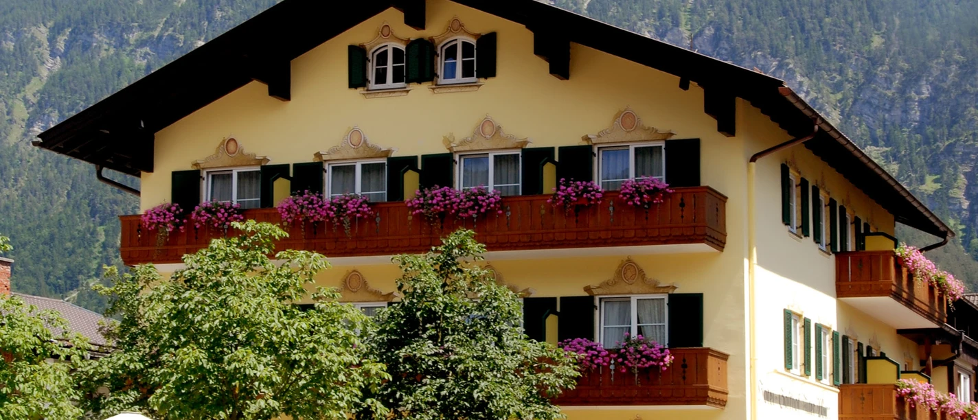 Gasthof Alter Wirt Außenansicht des Hotel und Gasthofs Alter Wirt samt Biergarten unter Kastanienbäumen vor beeindruckender Begrkulisse