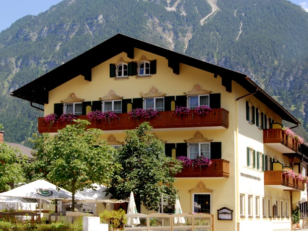 Gasthof Alter Wirt Außenansicht des Hotel und Gasthofs Alter Wirt samt Biergarten unter Kastanienbäumen vor beeindruckender Begrkulisse