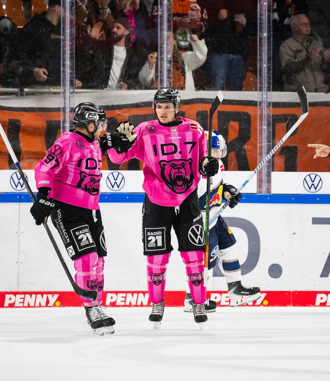 Eishockey.jpg M. White und J. Lambert auf dem Eis.