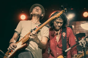 Zwei Musiker mit Gitarre