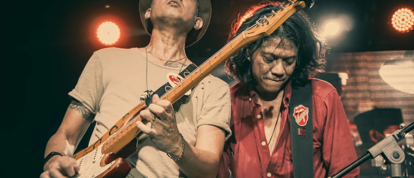 Zwei Musiker mit Gitarre