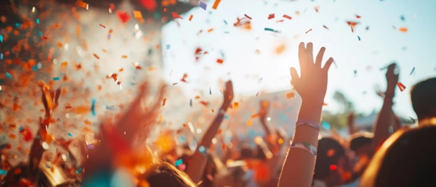 Zurück zum Meer Konfetti mit jubelnden Menschen