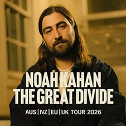 Mann mit Bart sitzt in warm beleuchtetem Raum, Text zur Great Divide Tour 2026.