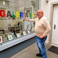 Gerhard Pollheide vor der Galeria