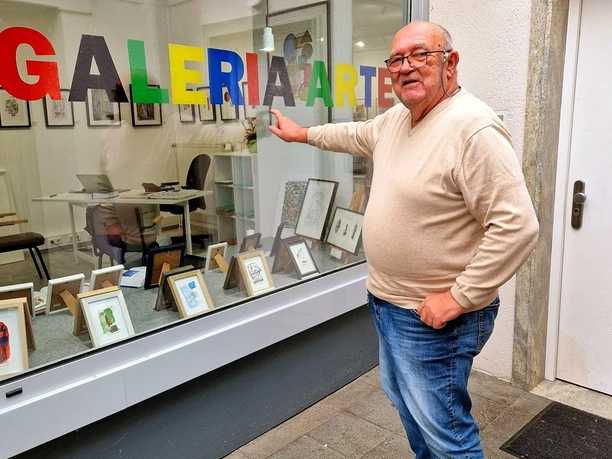 Gerhard Pollheide vor der Galeria